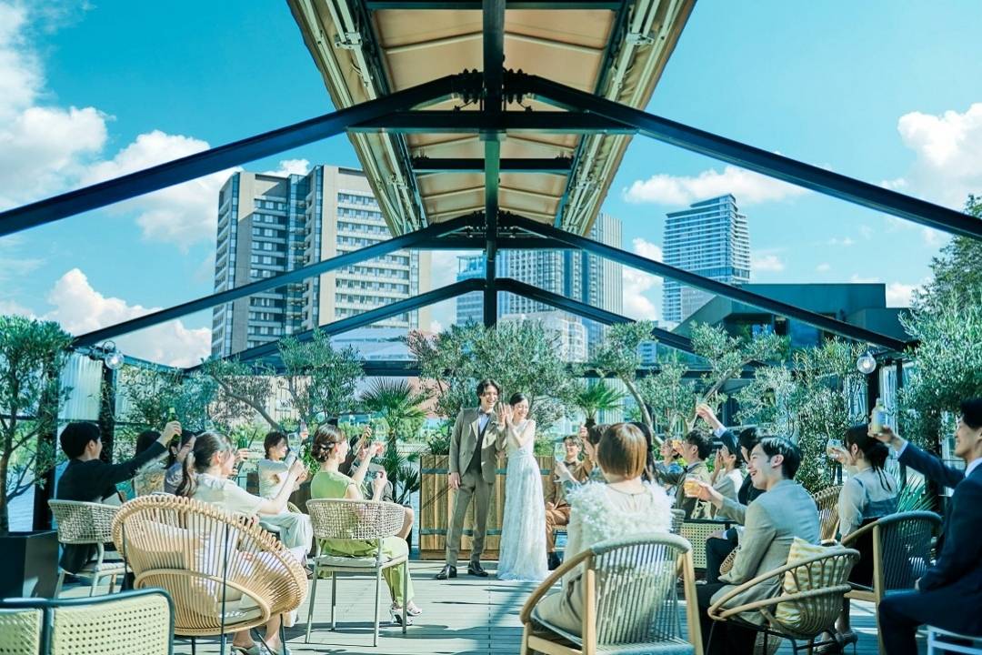 UN WEDDING 中之島_水上テラスでの挙式風景